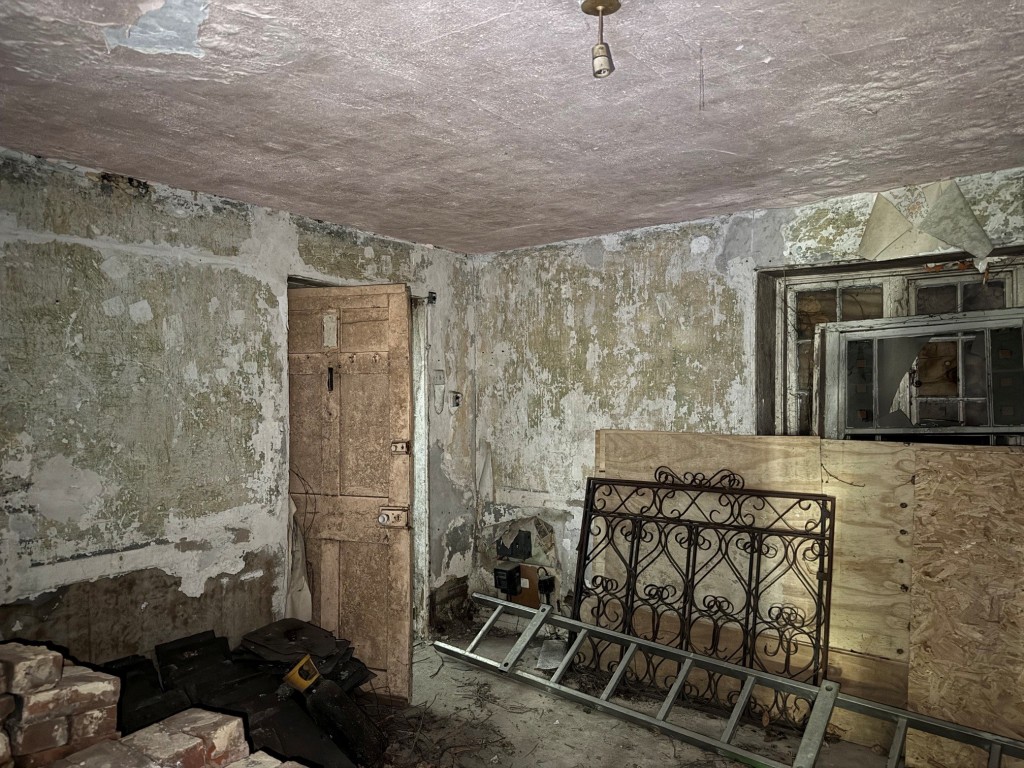Lot: 121 - FREEHOLD TOWN CENTRE FORMER FREE SCHOOL AND COMMUNITY HALL WITH POTENTIAL - A Smaller Side Room